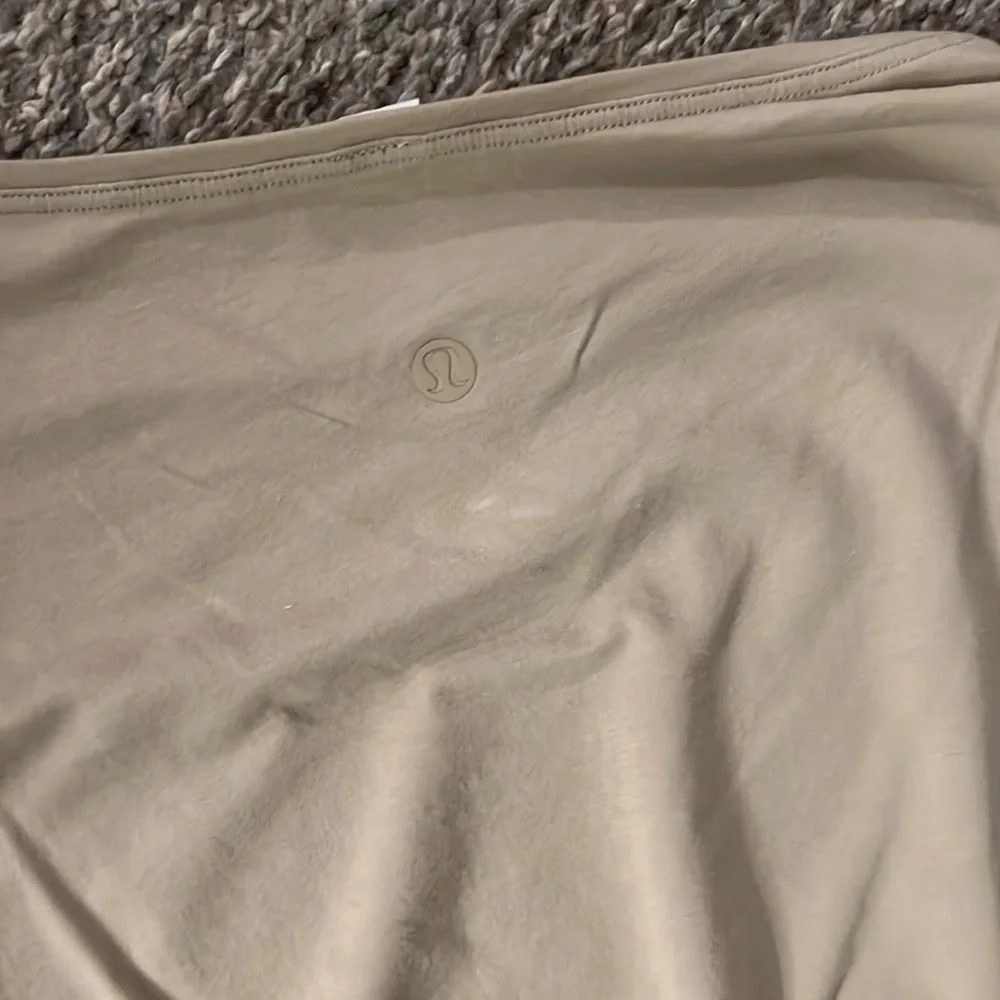 Lululemon top. 0 - Picture 6 of 7